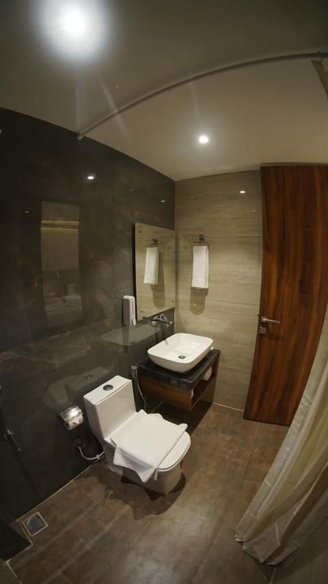 Executive Room | Bathroom | Free toiletries, hair dryer, slippers