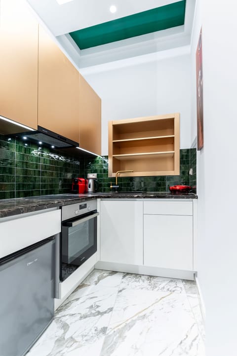 Euphoria Suite | Private kitchen | Mini-fridge, espresso maker, coffee/tea maker, electric kettle