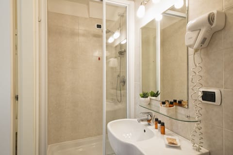 Superior Double Room | Bathroom | Shower, rainfall showerhead, free toiletries, hair dryer