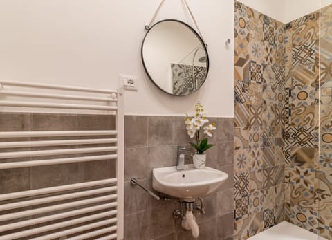 City Room | Bathroom | Shower, free toiletries, towels