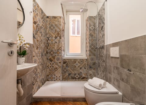 City Room | Bathroom | Shower, free toiletries, towels