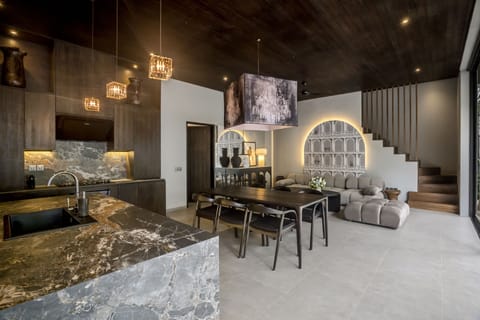 Deluxe Villa, 3 Bedrooms, Bathtub, Pool View | Dining room