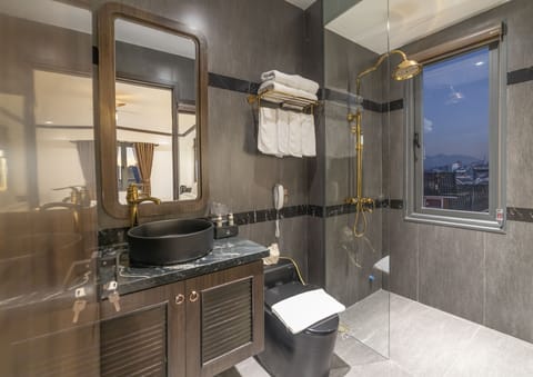 Deluxe Quadruple Room | Bathroom | Shower, hydromassage showerhead, designer toiletries, hair dryer