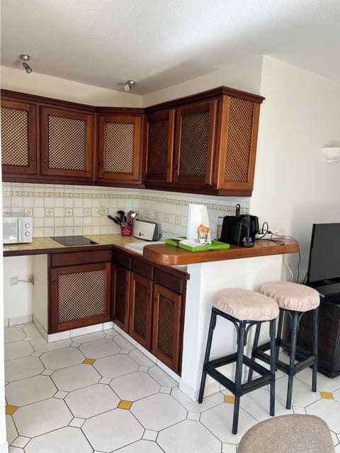 Comfort Apartment, Terrace | Private kitchen | Full-size fridge, microwave, oven, stovetop