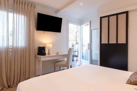 Comfort Room | Minibar, desk, laptop workspace, free WiFi