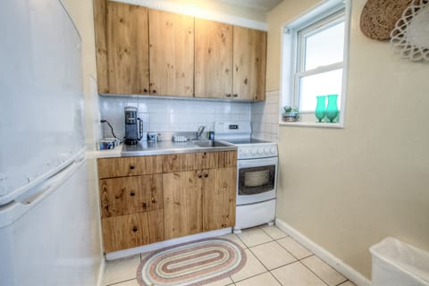 Deluxe Studio Suite, Non Smoking, Ocean View | Private kitchen | Microwave, coffee/tea maker, toaster, cookware/dishes/utensils