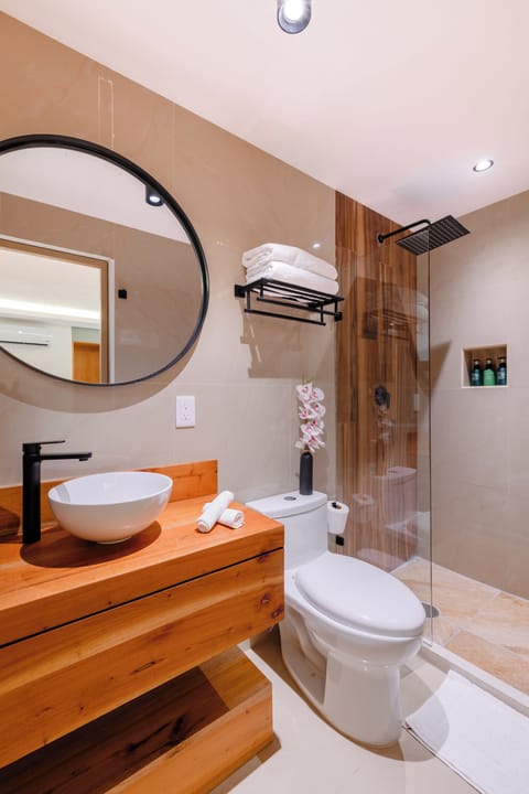 Premium Room | Bathroom | Shower, rainfall showerhead, hair dryer, towels