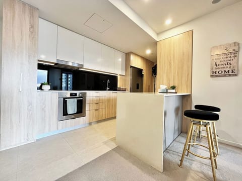 City Apartment | Private kitchen | Full-size fridge, microwave, oven, stovetop