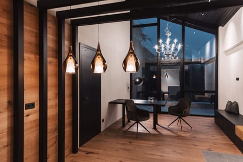 Suite | In-room safe, desk, soundproofing, free WiFi