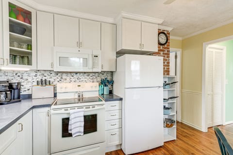 House (2 Bedrooms) | Private kitchen | Microwave, oven, stovetop, dishwasher