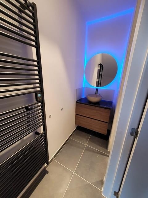 Comfort Room | Bathroom | Shower, rainfall showerhead, free toiletries, towels