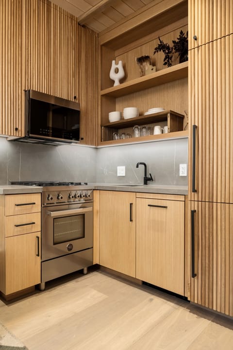 Premium Townhome, 1 Bedroom, 2 Bathrooms | Private kitchen | Mini-fridge, microwave, oven, stovetop