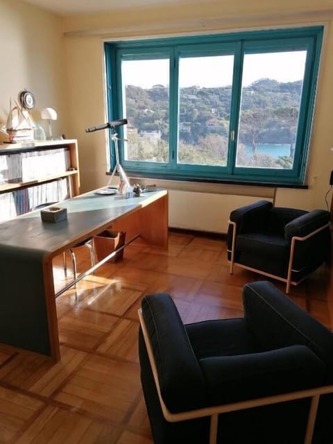 Executive Suite | 2 bedrooms, down comforters, minibar, in-room safe