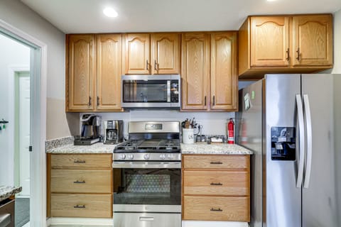 House (3 Bedrooms) | Private kitchen | Dishwasher, cookware/dishes/utensils, paper towels