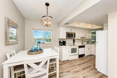 Condo, Multiple Beds (Anna Maria Island Beach Palms 8B) | Dining