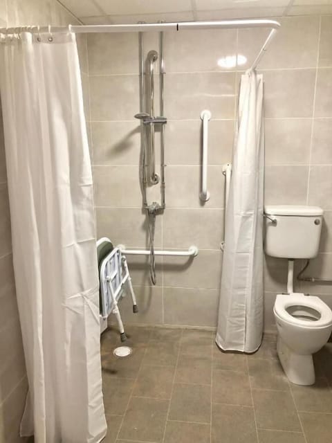 Superior Double Room, Mobility Accessible | Bathroom | Towels