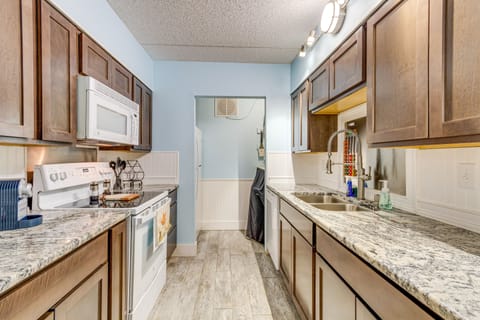 Apartment (2 Bedrooms) | Private kitchen | Cookware/dishes/utensils, paper towels