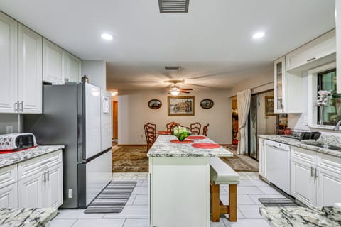 House (4 Bedrooms) | Private kitchen | Oven, stovetop, dishwasher, blender