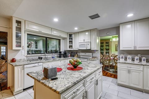 House (4 Bedrooms) | Private kitchen | Oven, stovetop, dishwasher, blender