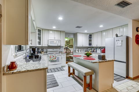 House (4 Bedrooms) | Private kitchen | Oven, stovetop, dishwasher, blender