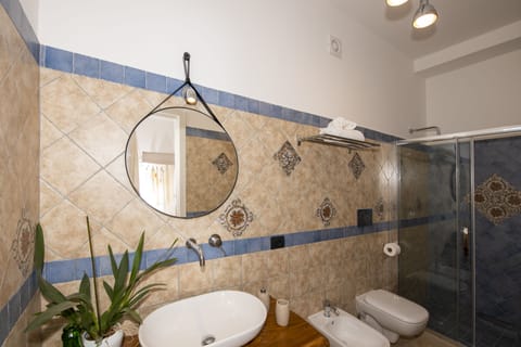 Classic Room, Terrace | Bathroom | Shower, free toiletries, hair dryer, bidet