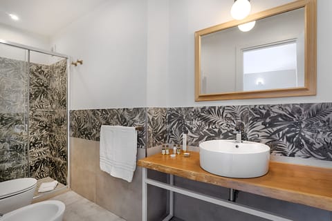 Superior Room | Bathroom | Shower, rainfall showerhead, free toiletries, hair dryer