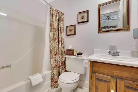 Northern Comfort | Bathroom | Separate tub and shower, jetted tub, free toiletries, hair dryer