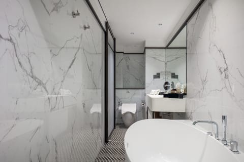 Suite (Heritage Suite) | Bathroom | Shower, rainfall showerhead, hair dryer, bathrobes