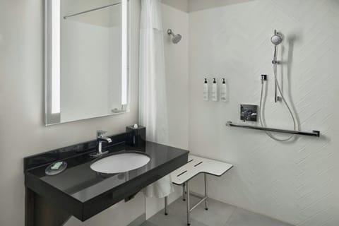 Combined shower/tub, free toiletries, hair dryer, towels