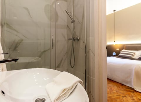 Comfort Room | Bathroom | Shower, free toiletries, towels