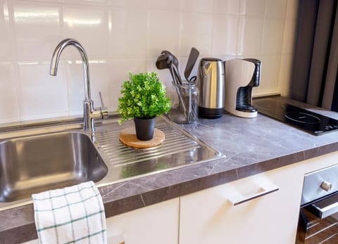 Comfort Room | Private kitchen | Mini-fridge, coffee/tea maker, electric kettle, cookware/dishes/utensils