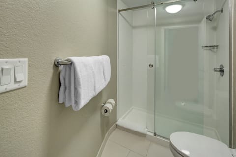 Combined shower/tub, free toiletries, hair dryer, towels