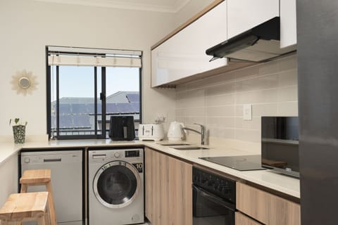 Apartment (2 Bedrooms) | Private kitchen | Full-size fridge, microwave, oven, stovetop