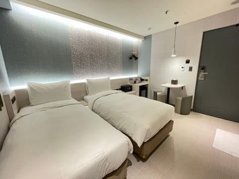 Business Twin Room, 2 Twin Beds | Premium bedding, down comforters, pillowtop beds, free minibar