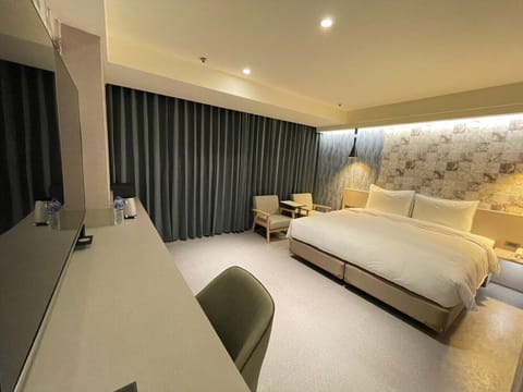 Deluxe Double Room, 1 Double Bed | Living area