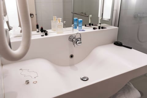 Superior Room, 1 Double Bed with Sofa bed | Bathroom | Eco-friendly toiletries, hair dryer, towels