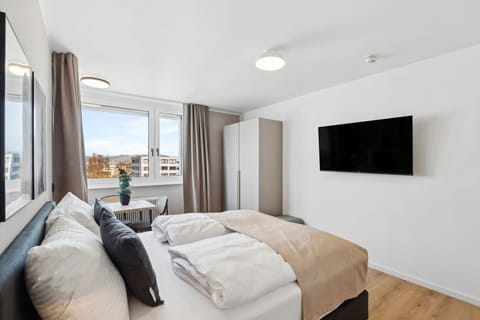 Queen Room | Individually decorated, individually furnished, desk, laptop workspace