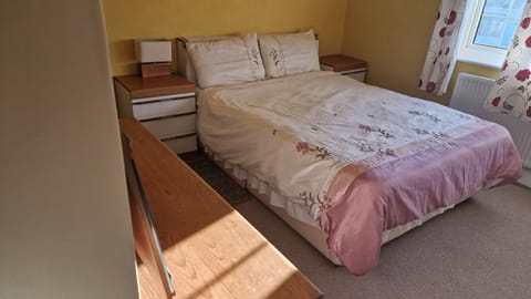 House | 3 bedrooms, iron/ironing board, free WiFi, bed sheets