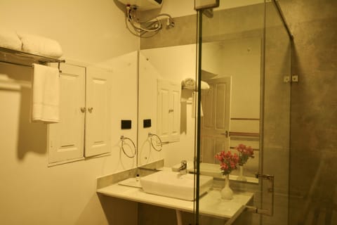 Traditional Room | Bathroom | Shower, hair dryer, bathrobes, bidet