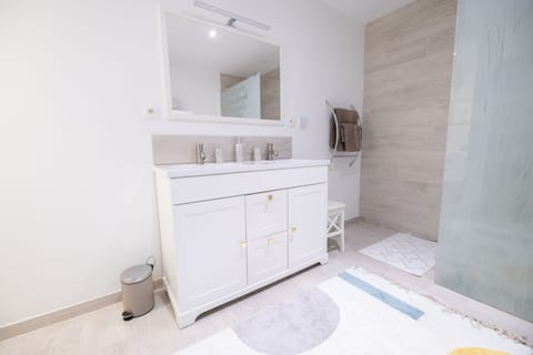 City House | Bathroom | Free toiletries, hair dryer, bathrobes, slippers