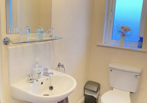 Superior Double Room | Bathroom | Hair dryer, towels, soap, shampoo