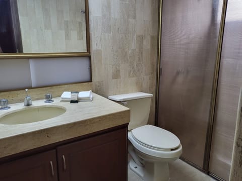 Basic House | Bathroom | Free toiletries