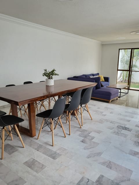 Basic House | Dining room