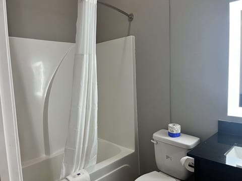 Combined shower/tub, towels