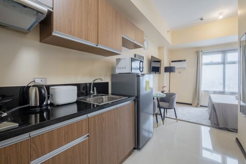 Superior Suite, 1 Queen Bed, Pool Access, City View | Private kitchen | Full-size fridge, microwave, stovetop, electric kettle