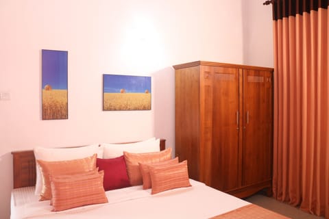 Deluxe Room | In-room safe, individually decorated, individually furnished, desk