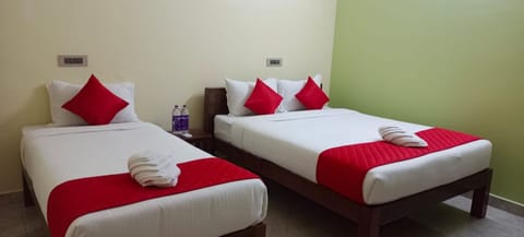 Superior Triple Room | Desk, iron/ironing board, free WiFi