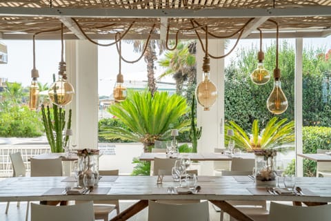 2 restaurants; breakfast, lunch, and dinner served