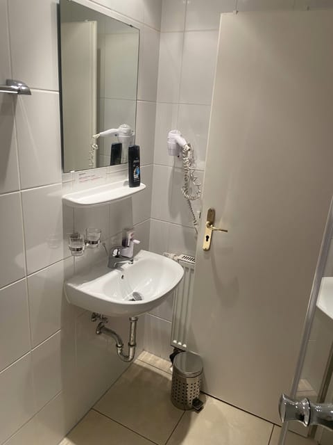 Triple Room | Bathroom | Hair dryer, towels