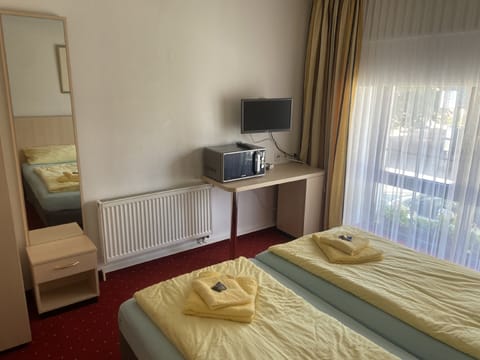 Triple Room | Minibar, free WiFi